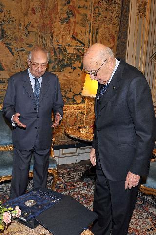 Il Presidente Giorgio Napolitano osserva la copia anastatica della Relazione di Alessandro Manzoni "Dell'Unità della lingua e dei mezzi di diffonderla"
