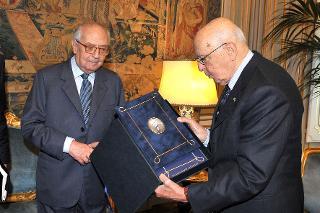 Il Presidente Giorgio Napolitano con la copia anastatica della Relazione di Alessandro Manzoni "Dell'Unità della lingua e dei mezzi di diffonderla"