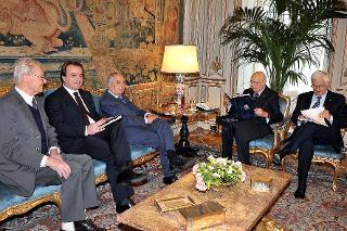 Il Presidente Giorgio Napolitano con una delegazione della Società "Dante Alighieri" per la presentazione della copia anastatica della Relazione di Alessandro Manzoni "Dell'Unità della lingua e dei mezzi di diffonderla
