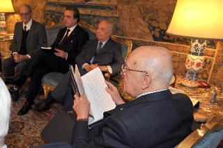 Un momento dell'incontro del Presidente Giorgio Napolitano con una delegazione della Società "Dante Alighieri" per la presentazione della copia anastatica della Relazione di Alessandro Manzoni "Dell'Unità della lingua e dei mezzi di diffonderla"