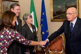 Il Presidente Giorgio Napolitano saluta i figli di Beniamino Andreatta, Eleonora e Filippo e la moglie Sig.ra Giana, in occasione della presentazione dei Discorsi parlamentari dell'On. Andreatta