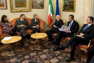 Il Presidente Giorgio Napolitano con il Presidente della Camera Gianfranco Fini, Romano Prodi e i familiari dell'On. Beniamino Andreatta, in occasione della presentazione dei Discorsi parlamentari dell'On. Andreatta