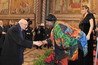 Il Presidente Giorgio Napolitano saluta al termine del Concerto di Natale i cantanti dei Cori