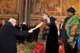 Il Presidente Giorgio Napolitano saluta Nicola Benedetti, violino, al termine del Concerto di Natale nel Sacro Convento di Assisi