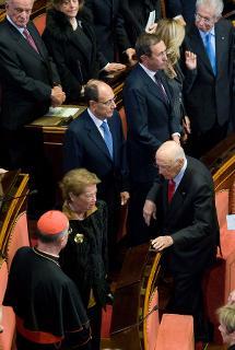 Il Presidente Giorgio Napolitano prende posto nella prima fila dell'emiciclo del Senato, in occasione del concerto di Natale