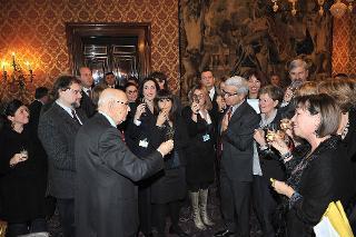 Il Presidente Giorgio Napolitano brinda con i giornalisti accreditati presso il Quirinale al termine della cerimonia di presentazione degli auguri da parte del Corpo Diplomatico