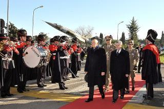 Il Presidente Giorgio Napolitano durante gli onori militari in occasione del collegamento in videoconferenza per rivolgere gli auguri ai contingenti militari italiani impegnati nelle missioni internazionali