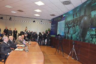 Il Presidente Giorgio Napolitano al Comando Operativo di Vertice Interforze in occasione del collegamento in videoconferenza per rivolgere gli auguri di Natale e Capodanno ai contingenti militari italiani impegnati nelle missioni internazionali