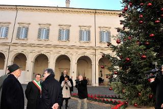 Il Presidente Giorgio Napolitano osserva l'abete natalizio consegnato da una delegazione dell'Associazione Internazionale Produttori del Verde &quot;Moreno Vannucci&quot; e della Comunità Montana dell'Appennino pistoiese