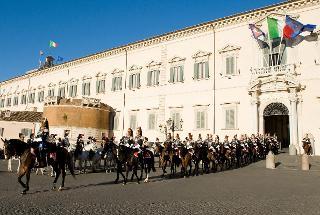 Cambio della Guardia solenne al Palazzo del Quirinale, con lo schieramento e lo sfilamento del Reggimento Corazzieri e della Fanfara del IV Reggimento Carabinieri a cavallo, in occasione della Festa del Tricolore
