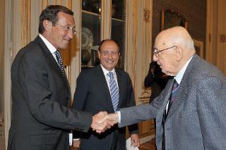 Il Presidente Giorgio Napolitano accoglie Gianfranco Fini e Renato Schifani nel suo studio al Quirinale