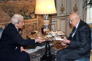 Il Presidente Giorgio Napolitano con la Signora Mariapia Fanfani, in occasione della consegna del volume &quot;La sapienza degli ultimi. Viaggio nel cuore dei poveri&quot;