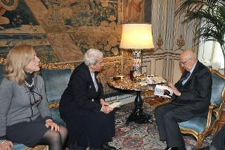 Il Presidente Giorgio Napolitano con la Signora Mariapia Fanfani, in occasione della consegna del volume &quot;La sapienza degli ultimi. Viaggio nel cuore dei poveri&quot;