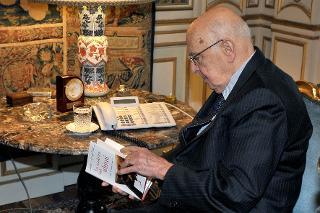 Un momento dell'incontro del Presidente Giorgio Napolitano in occasione della consegna del volume &quot;La sapienza degli ultimi. Viaggio nel cuore dei poveri&quot;