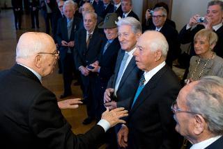 Il Presidente Giorgio Napolitano saluta gli ex internati e deportati insignigi della medaglia d'oro, in occasione della celebrazione del &quot;Giorno della Memoria&quot;