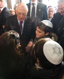 Il Presidente Giorgio Napolitano saluta alcuni ragazzi al termine della cerimonia di celebrazione del &quot;Giorno della Memoria&quot;
