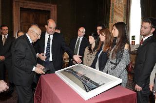 Il Presidente Giorgio Napolitano con Nicola Zingaretti e una rappresentanza dei partecipanti al &quot;Viaggio della memoria&quot; ad Auschwitz nell'anno 2010