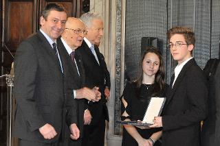 Il Presidente Giorgio Napolitano con i ragazzi partecipanti al concorso &quot;I giovani ricordano la Shoah&quot; nel corso della celebrazione del &quot;Giorno della Memoria&quot;