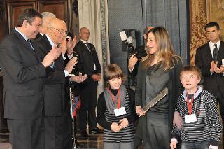 Il Presidente Giorgio Napolitano con i ragazzi partecipanti al concorso &quot;I giovani ricordano la Shoah&quot; durante la cerimonia del &quot;Giorno della Memoria&quot;