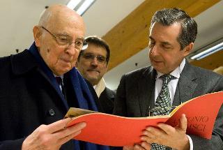 Il Presidente Giorgio Napolitano con il Presidente della Fondazione Antonio Gramsci, Prof. Carlo Galli, nel corso della visita alla biblioteca della Fondazione