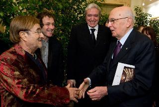 Il Presidente Giorgio Napolitano saluta Lucio Dalla, al Teatro Comunale di Bologna, in occasione dello spettacolo &quot;Note di solidarietà&quot;