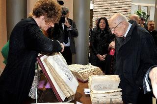 Il Presidente Giorgio Napolitano nel corso della visita alla mostra libraria &quot;Le radici cristiane dell'Italia Unita&quot; presso la Pontificia Università Lateranense
