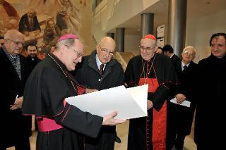 Il Presidente Giorgio Napolitano durante la visita alla mostra libraria &quot;Le radici cristiane dell'Italia Unita&quot; presso la Pontificia Università Lateranense