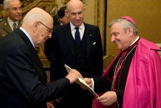 Il Presidente Giorgio Napolitano con il nuovo Nunzio Apostolico in Italia, S.E. Rev.ma Mons. Adriano Bernardini, in occasione della presentazione delle Lettere Credenziali