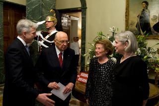 Il Presidente Giorgio Napolitano con l'Ambasciatore del Regno Unito di Gran Bretagna e Irlanda del Nord Christopher Prentice e le rispettive consorti, in occasione dell'incontro per il 60° anniversario dell'incoronazione di S.M. Elisabetta II