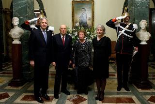 Il Presidente Giorgio Napolitano con l'Ambasciatore del Regno Unito di Gran Bretagna e Irlanda del Nord Christopher Prentice e le rispettive consorti, in occasione dell'incontro per il 60° anniversario dell'incoronazione di S.M. Elisabetta II