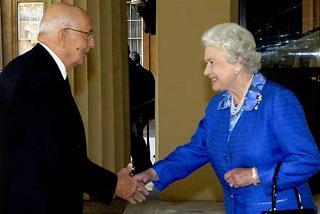 Il Presidente Giorgio Napolitano con S.M. la Regina Elisabetta II all'arrivo a Buckingam Palace