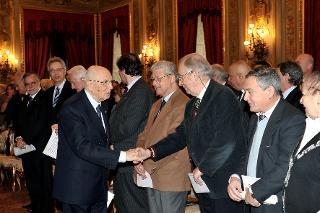 Il Presidente Giorgio Napolitano nel corso della cerimonia del Giorno del Ricordo, saluta alcuni insigniti