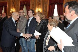 Il Presidente Giorgio Napolitano nel corso della cerimonia del Giorno del Ricordo, saluta alcuni insigniti