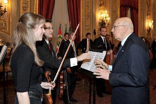Il Presidente Giorgio Napolitano saluta al termine dell' esecuzione musicale gli studenti e neo diplomati del Conservatorio &quot;G. Tartini&quot; di Trieste in occasione della celebrazione del Giorno del Ricordo