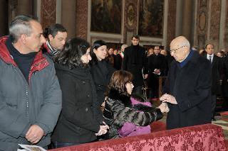 Il Presidente Giorgio Napolitano con i familiari delle vittime della nave Costa Concordia in occasione della Santa Messa nella Basilica di Santa Maria degli Angeli e dei Martiri