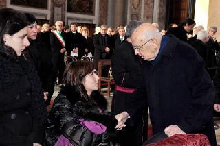 Il Presidente Giorgio Napolitano con i familiari delle vittime della nave Costa Concordia in occasione della Santa Messa nella Basilica di Santa Maria degli Angeli e dei Martiri