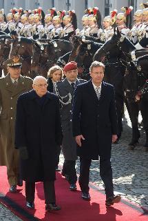 Il Presidente Giorgio Napolitano con il Presidente della Repubblica Federale di Germania Christian Wulff, passano in rassegna un picchetto d'onore del Reggimento Corazzieri, in occasione della visita di Stato in Italia