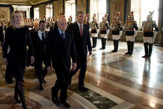 Il Presidente Giorgio Napolitano con il Presidente della Repubblica Federale di Germania Christian Wulff e la consorte, in occasione della cerimonia di congedo al termine della visita al Quirinale