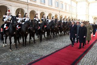 Il Presidente Giorgio Napolitano e il Presidente della Repubblica Federale di Germania Christian Wulff, passano in rassegna un picchetto d'onore del Reggimento Corazzieri, in occasione della cerimonia di congedo