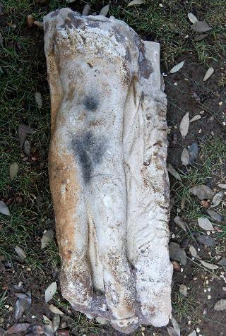 I resti di una scultura di età romana rinvenuti sotto i Giardini del Palazzo del Quirinale
