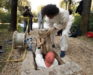 Un momento del recupero dei resti di una scultura di età romana rinvenuti sotto i Giardini del Palazzo del Quirinale