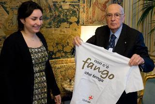 Il Presidente Giorgio Napolitano riceve in dono una maglietta da una giovane volontaria che ha contribuito alle operazioni di soccorso per l'alluvione che ha colpito Genova nel novembre 2011