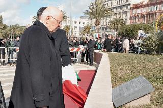 Il Presidente Giorgio Napolitano osserva la targa celebrativa posta ai piedi della scultura &quot;Pietra Tricolore&quot;