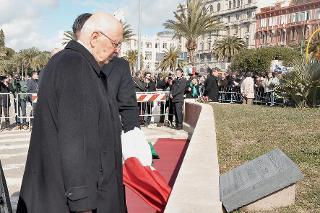 Il Presidente Giorgio Napolitano osserva la targa celebrativa posta ai piedi della scultura "Pietra Tricolore"