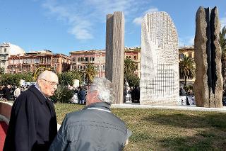 Il Presidente Giorgio Napolitano nel corso dello scoprimento della targa celebrativa posta ai piedi della scultura &quot;Pietra Tricolore&quot;. Nella foto con l'artista Pinuccio Sciola