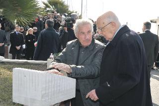 Il Presidente Giorgio Napolitano nel corso dell'inaugurazione della scultura &quot;Pietra Tricolore&quot; alla presenza dell'artista Pinuccio Sciola
