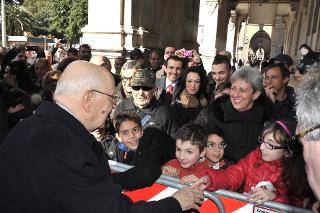 Il Presidente Giorgio Napolitano accolto al Municipio da bambini in occasione della visita alla città
