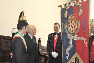 Il Presidente Giorgio Napolitano con il Dott. Massimo Zedda, Sindaco di Cagliari mentre osservano lo stemma della città