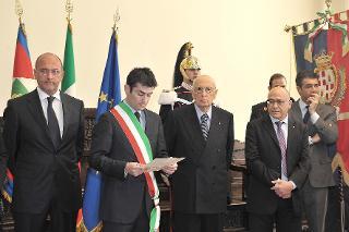 Il Presidente Giorgio Napolitano poco prima della presentazione dei componenti la Giunta e il Consiglio Comunale nella Sala Figari, in occasione della visita alla città