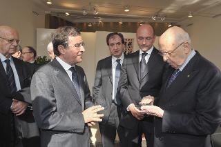Il Presidente Giorgio Napolitano riceve da parte del Rettore dell'Università degli Studi di Cagliari Prof. Giovanni Melis il sigillo dell'Ateneo